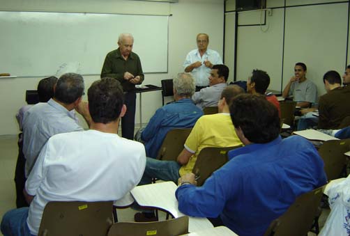 Vasconcelos apresentando m�gicas de sua fabrica��o