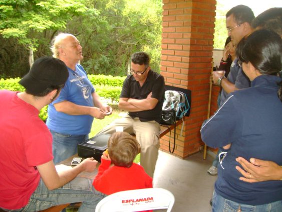 O show termina mas as m�gicas prosseguem. Tato Ficher executa um n�mero do Markan