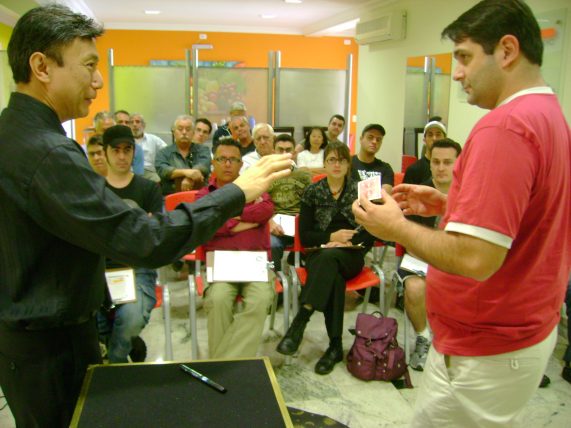Seiji (a esquerda) e J (a direita) durante a primeira parte da confer�ncia