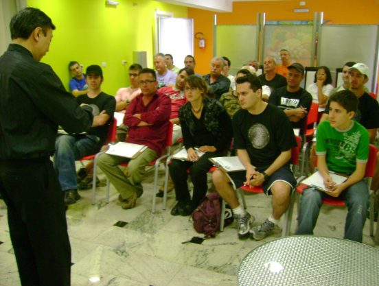 Seiji iniciando a primeira parte da confer�ncia)