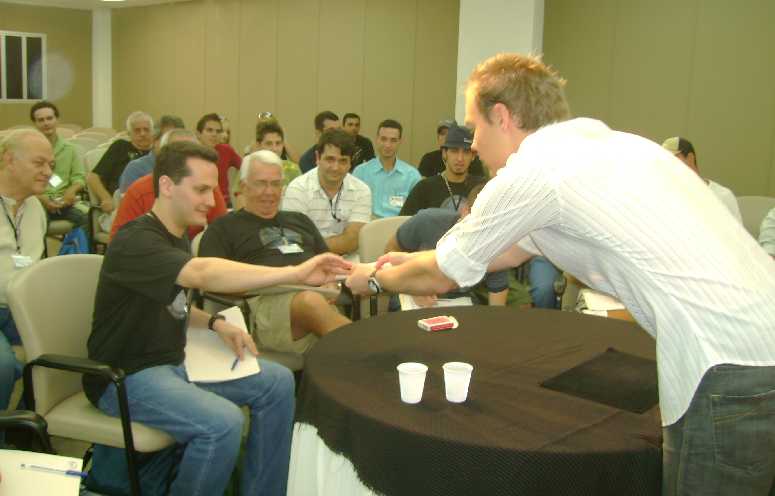 Murilo (esquerda) participando de um dos n�meros com Erik (direita)