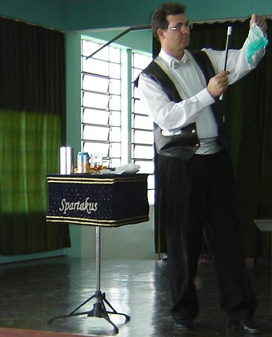 M�gico Spartakus iniciando sua apresenta��o