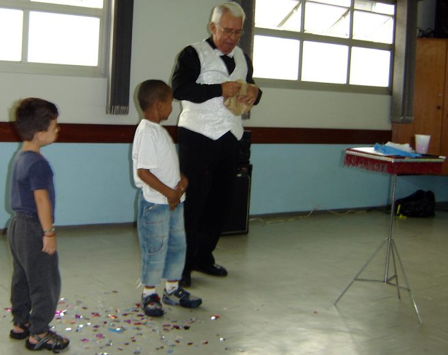 M�gico Toni e seus pequenos assistentes