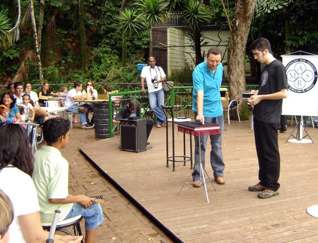 Enquanto alguns espectadores participam das m�gicas...