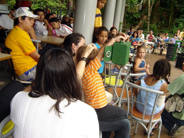Todos atentos e curiosos com as intrigantes m�gicas de Torrine