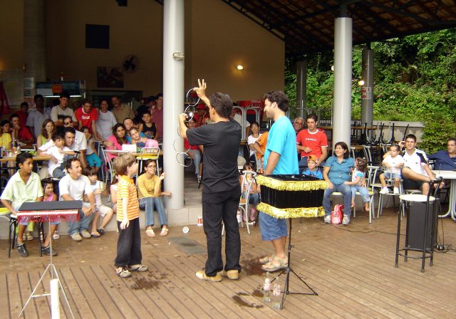 Pais e filhos participam juntos nas m�gicas para todas as idades