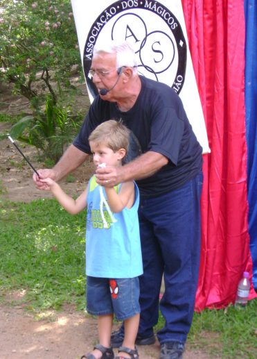 M�gico Toni e seu pequeno assistente