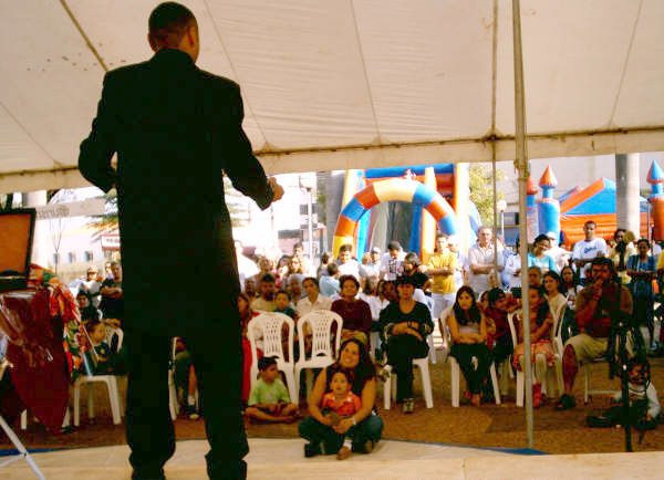 Parte do p�blico presente na pra�a do Bar�o