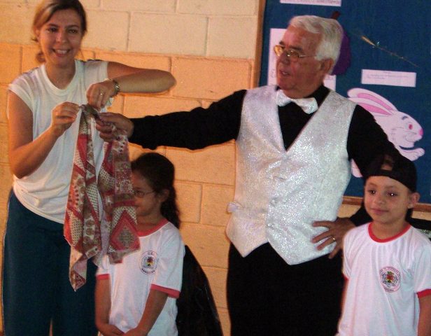 M�gico Toni e a participa��o das crian�as da escola