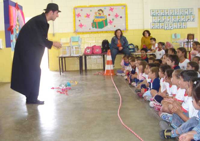Deci Lovisk iniciando sua apresenta��o no segundo espet�culo