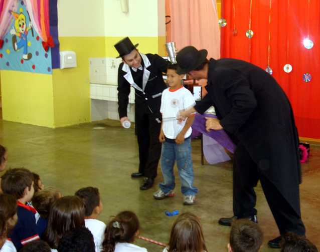 Jorge Amaral e Deci Lovisk com a participa��o de um aluno da escola