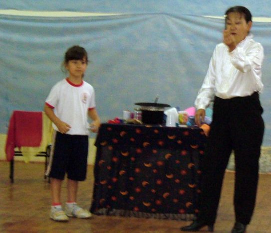 Marina e a participa��o de uma crian�a da escola na m�gica