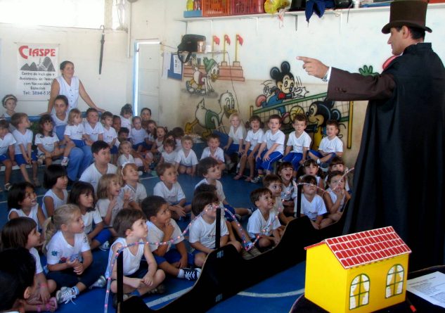M�gico Bellini e as crian�as da escola
