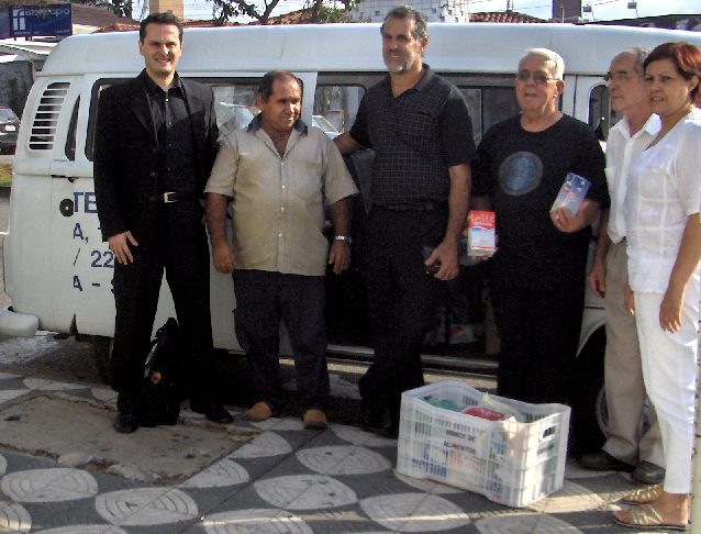 Murilo, Gustini e Toni com Vera Miranda (diretora do col�gio) e representantes do Lar "S�o Vicente de Paula"