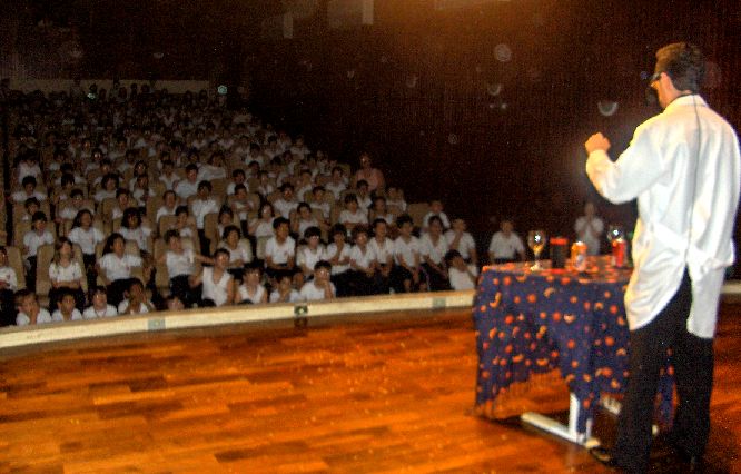 Murilo Pereira e os alunos do col�gio "Get�lio Vargas" na plat�ia