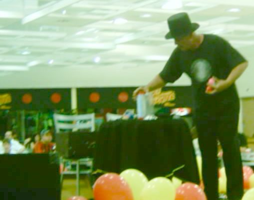 Celso Gonçalvez em sua apresentação no Hipermercado Exta em Sorocaba