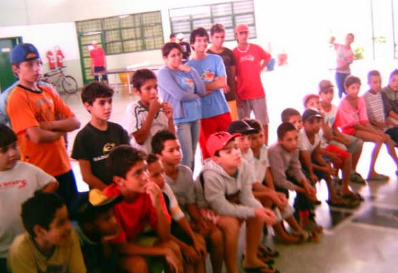 Parte do p�blico durante a apresenta��o do m�gico Deci na escola Luiz Marins (Jd. J�lio de Mesquita)