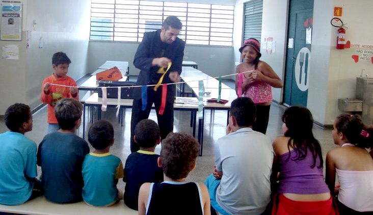 M�gico Deci na escola Edward Frufru