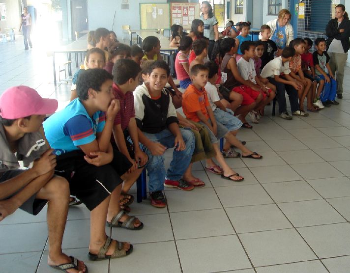 Parte do p�blico presente na escola Tereza Ciambelli Gianini