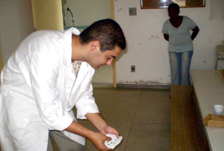 Logan apresentando tamb�m m�gicas com cartas