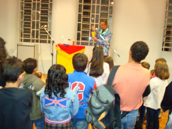 M�gico Gustini durante sua apresenta��o
