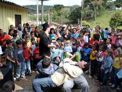 Logan e o n�mero da levita��o com a participa��o do prefeito municipal