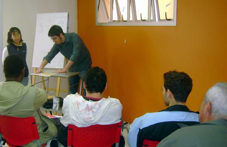 Fazzio apresentando um dos n�meros ensinados e auxiliado por Marina