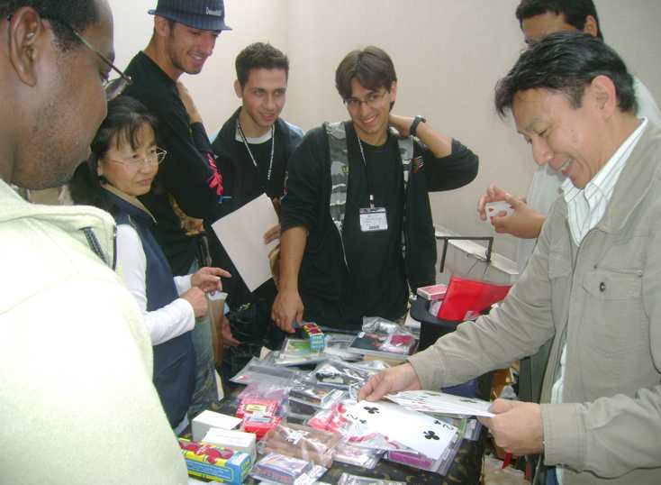 Ao final do evento, a feira m�gica com Seiji (Netm�gicas)