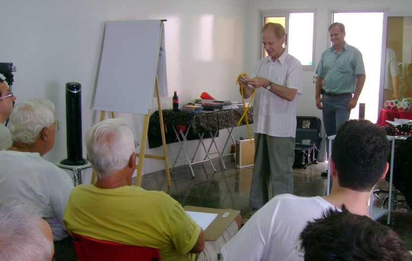 M�rbel demonstrando um n�mero com cordas