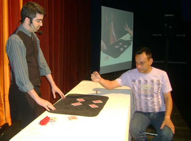 No domingo, Fazzio participando da Gala de Close-up magic