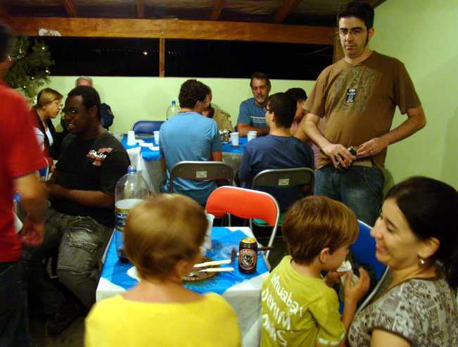 Erick (esquerda), Gustini (ao fundo), Fazzio (em p�) e M�rio e Fernanda (direita)