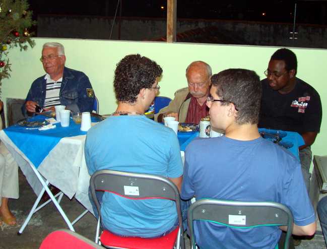 Toni (esquerda), Ferrari (centro), Erick (direita) e Lucas e Henrique (de costas)