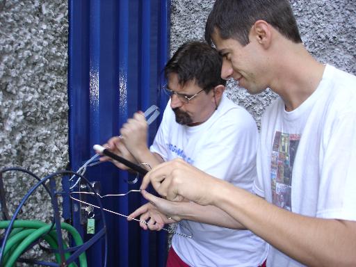 Ao acordar, lingueta da fechadura emprerrada. Nem mesmo com m�gica a porta abria. S� mesmo o veterano m�gico e chaveiro Roberto Jard�n para nos libertar do chal� no SESC.