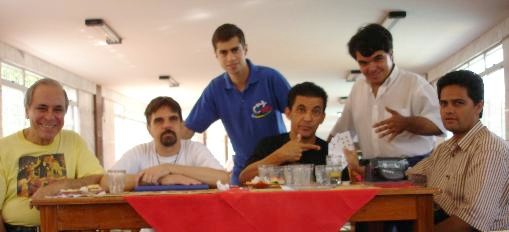 Obst�culo superado (fechadura emprerrada), finalmente o caf� da manh�. Da esquerda para a direita: Bob Ricardo, Roberto Jard�n, Fabian Rodrigues, Torrine, Hugo Moraes e �ngelo
