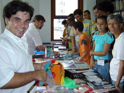 Os dealers Hugo Moraes e Roferto Jard�n na Feira M�gica