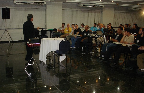 Parte do p�blico na confer�ncia de Geraldin