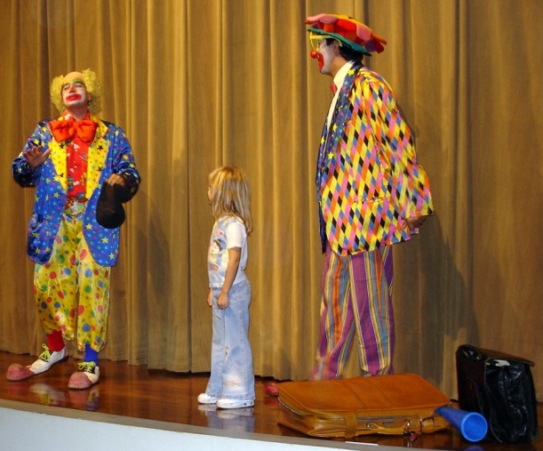 Os Palhaços Biriba & Espoleta durante a troca de palco da Gala