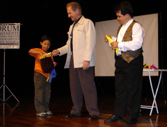 Joe M�rbel ensinando uma rotina de Magia para Crian�as durante sua confer�ncia