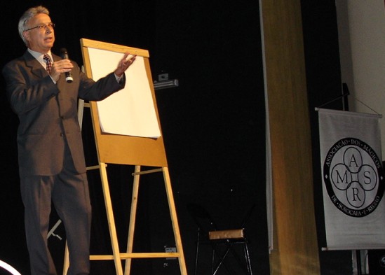 Ozcar Zancop� iniciando sua confer�ncia, a terceira do dia, ap�s o espet�culo
