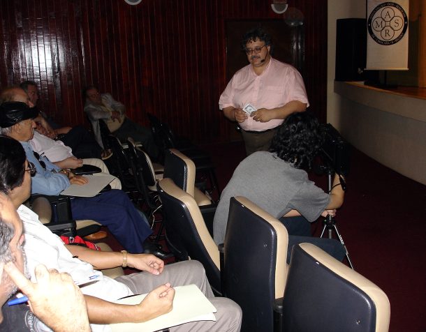 Átila demonstrando um número no púlico durante sua conferência