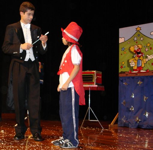 M�gico Fabian Rodrigues com uma aluna na segunda sess�o da matin�