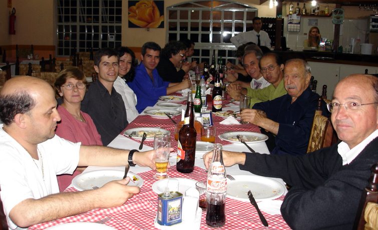Quase meia-noite mas ainda h� tempo para o jantar