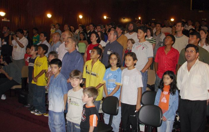 P�blico em p� para o Hino Nacional tamb�m tocado pela Banda da Pol�cia Militar antes do in�cio do espet�culo