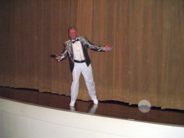 Mestre de Cerimônia Ozcar Zancopé abrindo a Gala de Magia para Crianças (Espetáculo Sinsalabim)