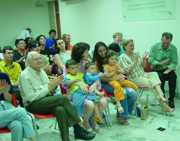 M�gicos e seus familiares presentes na Funda��o da Associa��o