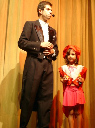 M�gico Fabian Rodrigues e sua pequena assistente