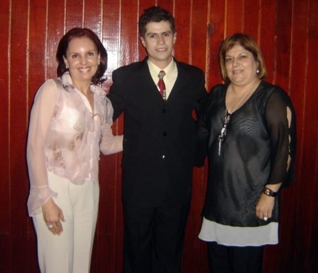 Fabian Rodrigues entre a 1a. Dama (esq.) e sua acessora Sra. Lucila (dir.)