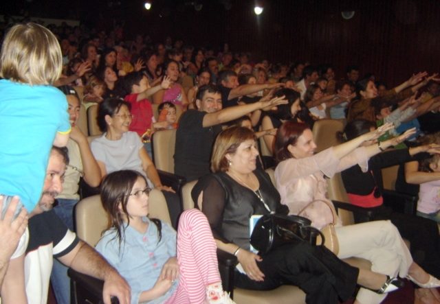 E quem est� no audit�rio tamb�m participa. Desde a "Primeira Dama"...
