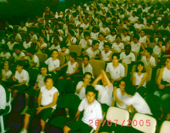 Em 4 sess�es, as crian�as lotaram o audit�rio do teatro