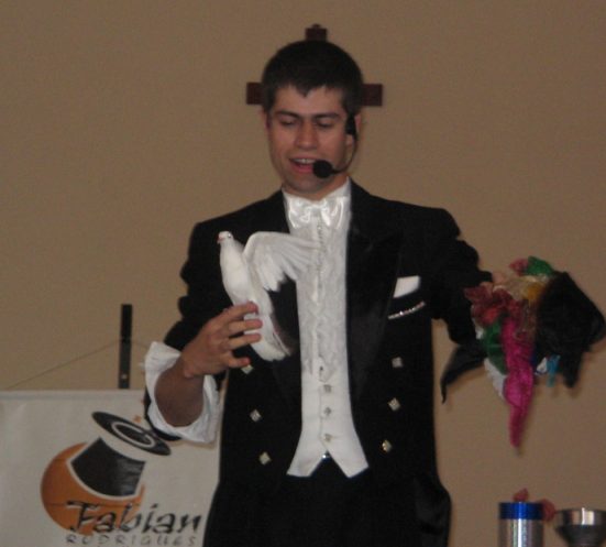 Fabian Rodrigues iniciando a apresenta��o com o s�mbolo da paz